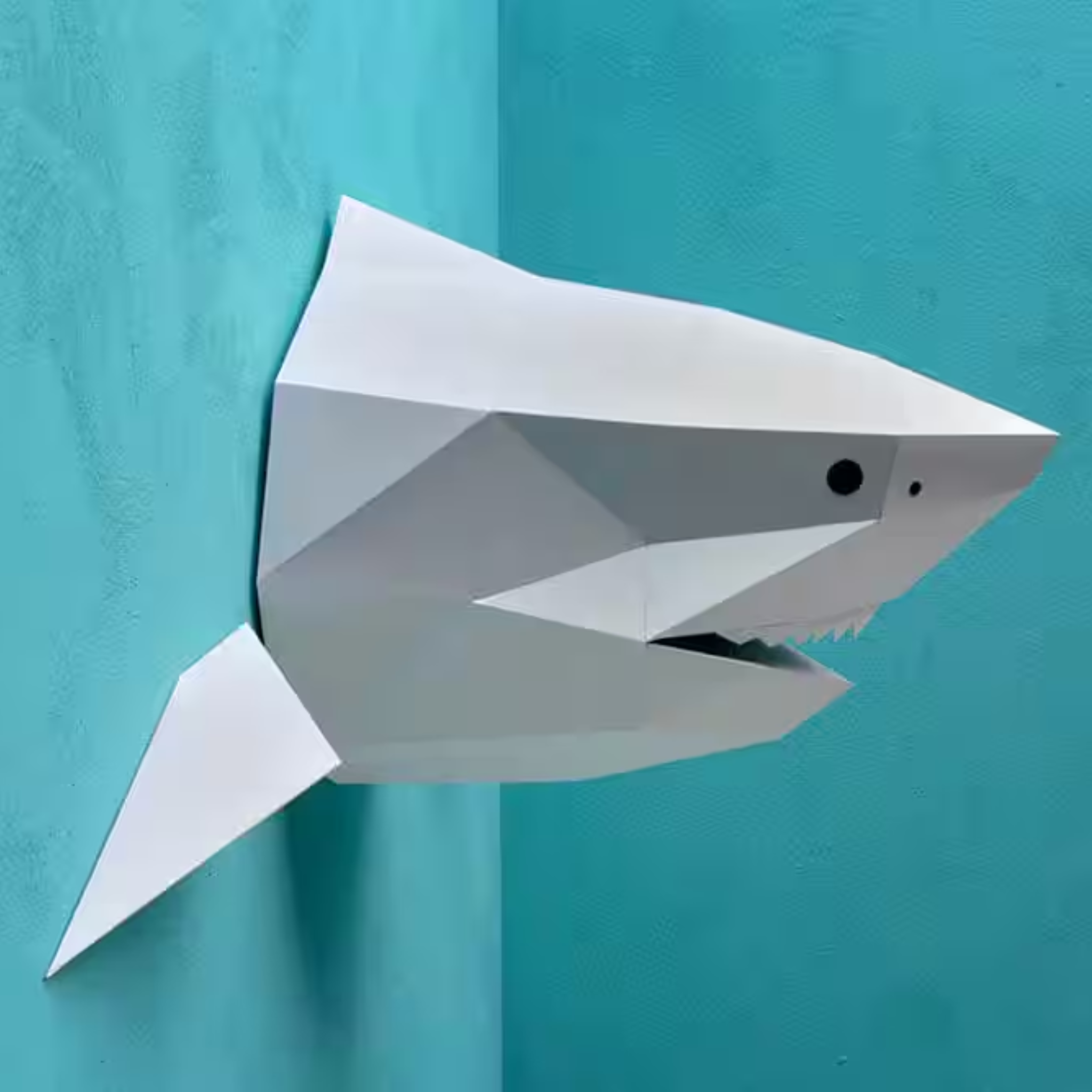 Grijze Assembli 3D-puzzel haaienkop wanddecoratie met witte tanden en zwarte ogen.